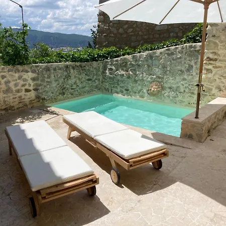 Couette-café Les Vieux Murs Montfort (Alpes-de-Haute-Provence)