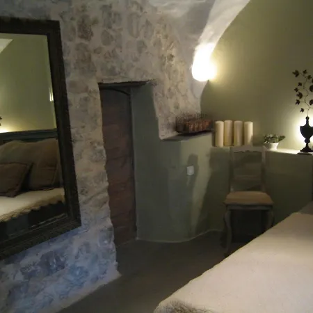 Les Vieux Murs Couette-café *